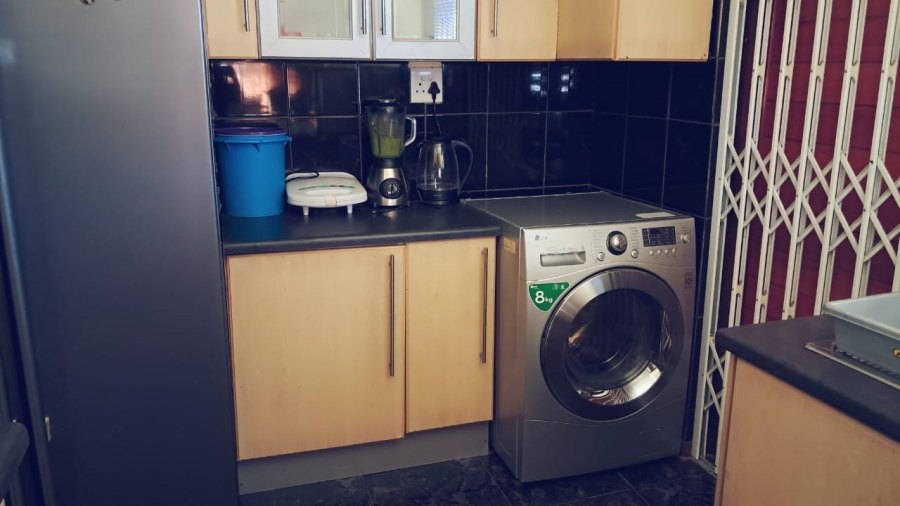 5 Bedroom Property for Sale in Ilitha Park Western Cape